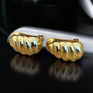 Vintage 1980’s Gold Tone Shrimp Style Design Clip On Earrings